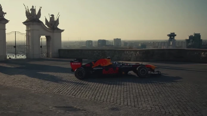 Legendárny monopost F1 pod Bratislavským hradom.