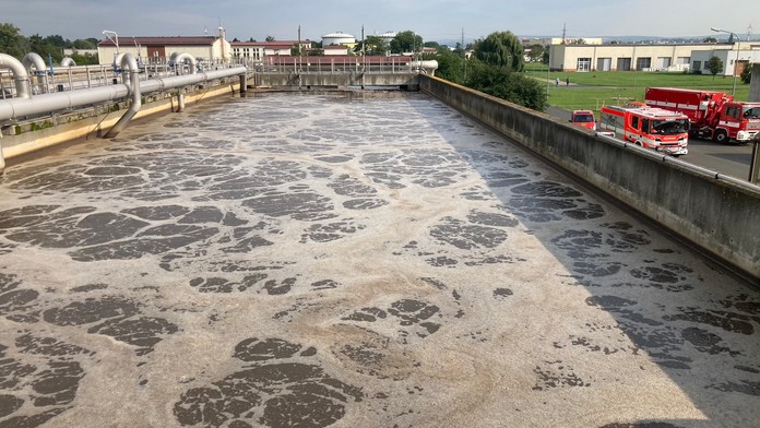 Českí policajní potápači sa ponorili do nádrže s fekáliami.