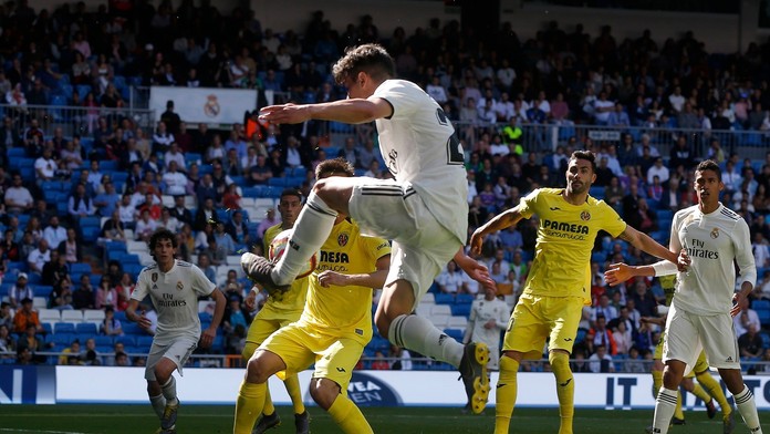 Lietadlo pri pristávaní podvozkom a následne nosom narazilo na dráhu.