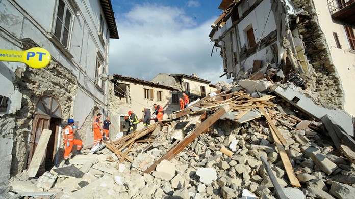 Zničená dedina Arquata del Tronto.