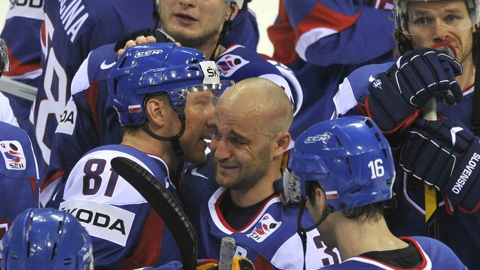 Na snímke uprostrede Pavol Demitra sa lúči s reprezentačnou kariérou 