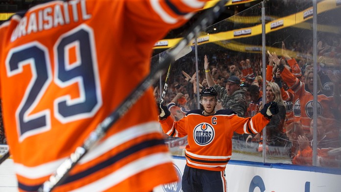 Zľava Darnell Nurse, Connor McDavid a Leon Draisaitl z Edmontonu oslavujú gól proti Washingtonu.