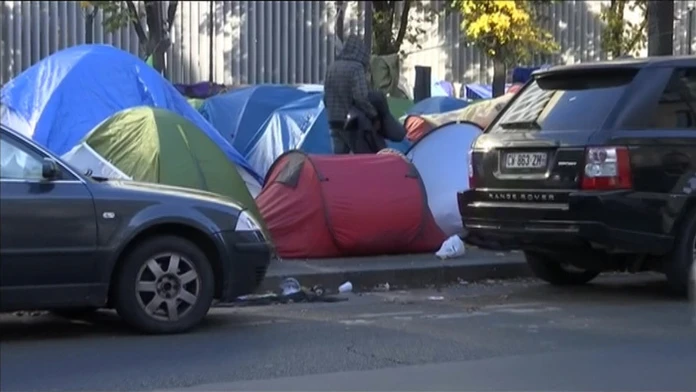 Tábor migrantov uprostred Paríža.