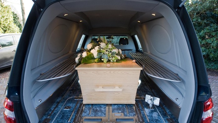 Z pohrebného auta vypadlo za jazdy telo nebožtíčky. Prikrývka takmer spôsobila ďalšiu nehodu