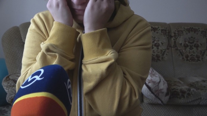 Matka napadnutého dievčaťa.