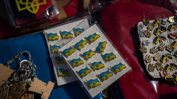 Záber na ukrajinské odznaky.