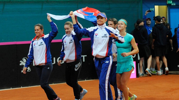 Daniela Hantuchová, Anna Karolína a Kristína Schmiedlové,  Jana Čepelová po víťazstve nad Švédskom vo Fed Cupe. 19. apríla