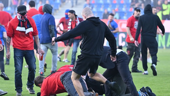 VIDEO: Stolička do štúdia i hromadná fanúšikovská bitka. Sparta získala double v „nedôstojnom“ finále