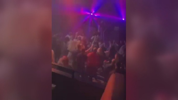 Záber z videa, ktoré vzniklo v humenskom nočnom podniku.