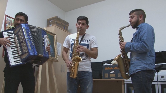 Autobus plný detí uviazol na zasneženom kopci.