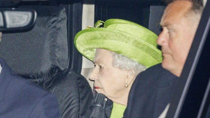 Kráľovná Alžbeta odchádza na krstiny vnúčat