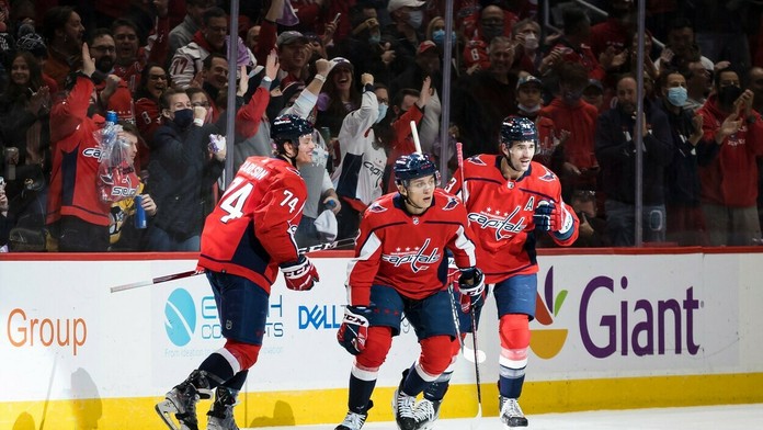 Martin Fehérváry (v strede) z Washingtonu oslavuje gól proti Pittsburghu.