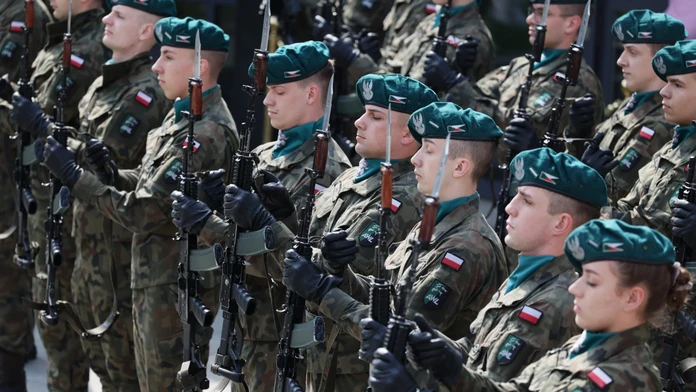 Prílev vojakov sa nekončí. Poľsko ich na hranice s Bieloruskom pošle ďalších dvetisíc