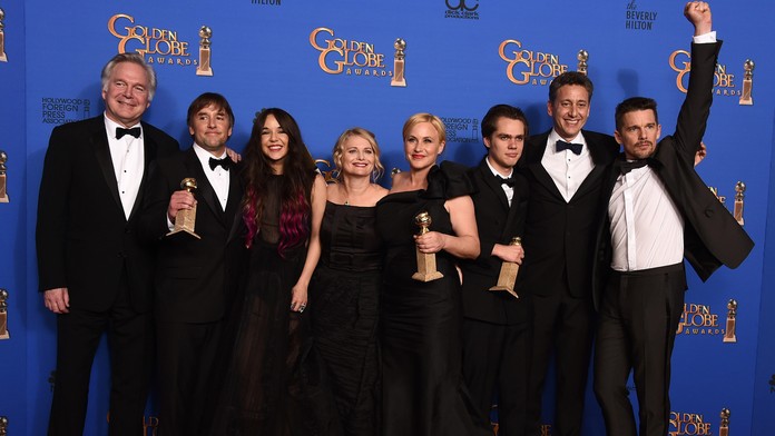 Časozberný film Chlapčenstvo režiséra Richara Linklatera, ktorý sa nakrúcal 12 rokov, si v noci nadnes (SEČ) odniesol Zlatý glób