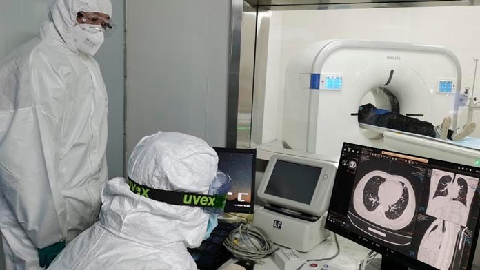 Erling Haaland z Dortmundu reaguje pred duelom na pôde Leverkusenu.