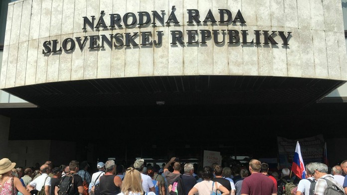 Protest pred parlamentom