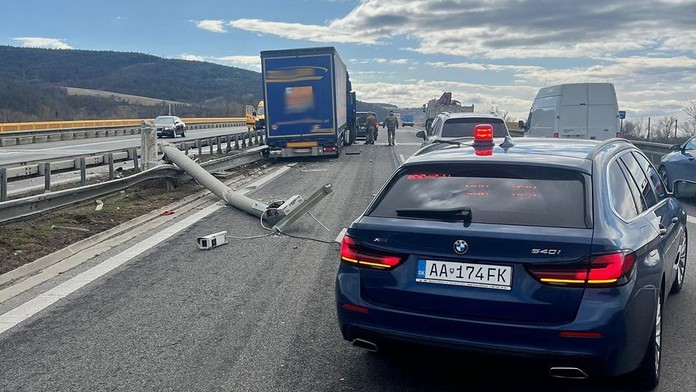 Nehoda kamióna na diaľnici.