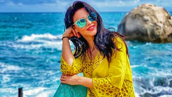 Paul Pogba (druhý v červenom zľava) z Manchesteru United dostal v červenú kartu v prvom osemfinále LM proti PSG.