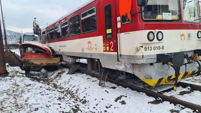 Zrážka vlaku s bagrom.