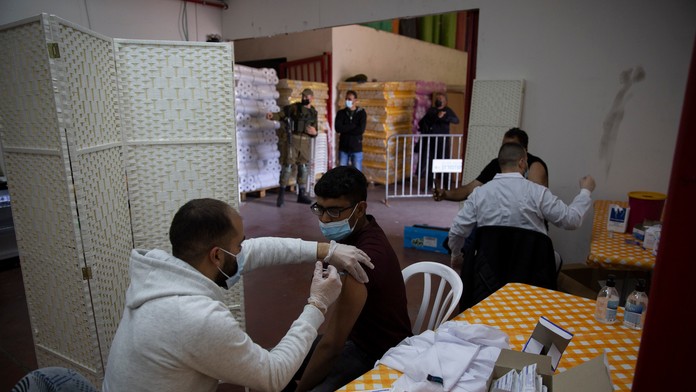 Očkovanie v Izraeli prebieha vo veľkom.