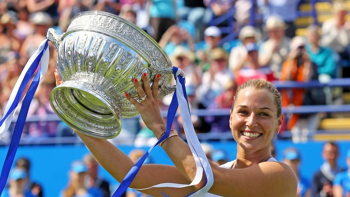 Dominika Cibulková sa teší z titulu WTA na turnaji v Eastbourne.