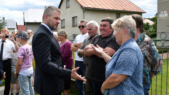 Premiér Peter Pellegrini v rozhovore s obyvateľmi bardejovskej mestskej časti Dlhá Lúka. 
