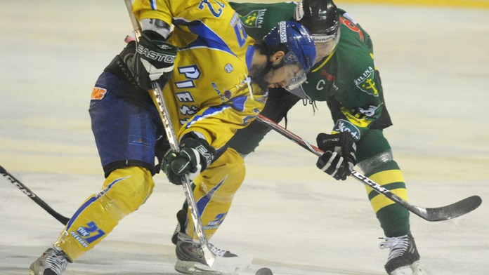 Filip Novák (vľavo) na archívnej snímke z roku 2011, keď hrával za Piešťany.