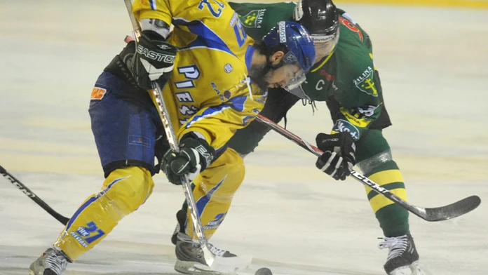 Filip Novák (vľavo) na archívnej snímke z roku 2011, keď hrával za Piešťany.