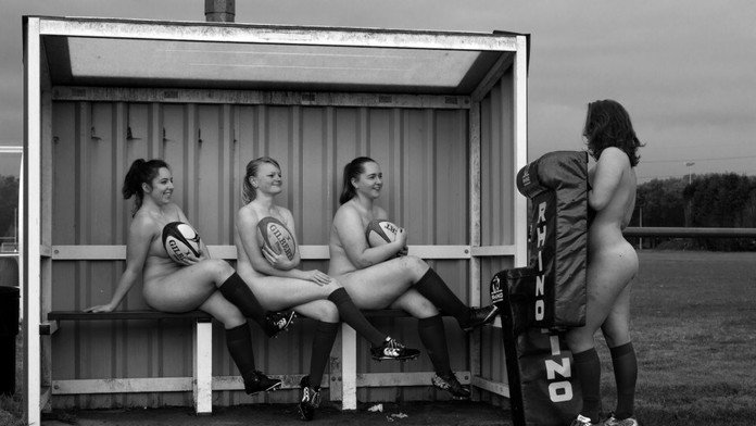 Ženský ragbyový tím z University of Cardiff nafotil šteklivý kalendár.