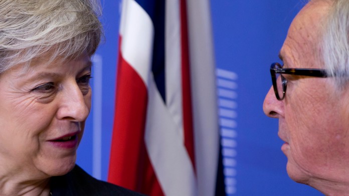 Predseda Európskej komisie Jean-Claude Juncker (vpravo) víta britskú premiérku Theresu Mayovú.
