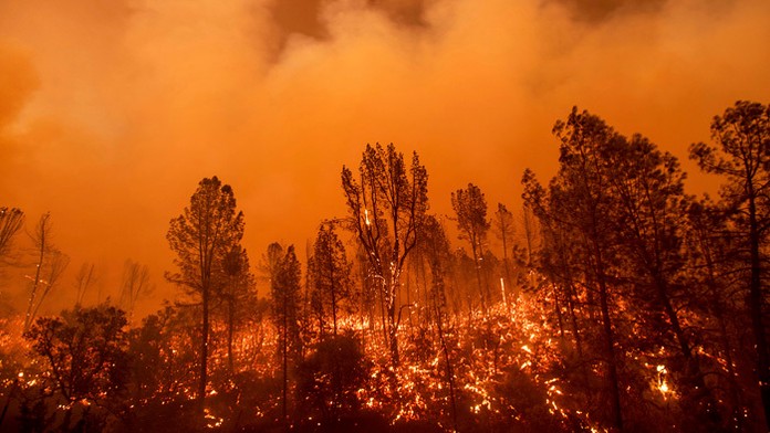 Požiar v severnej Kalifornii sa vymkol spod kontroly.