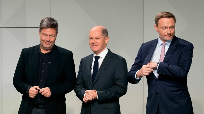 Lídri novej nemeckej koalície, v strede budúci kancelár Olaf Scholz.