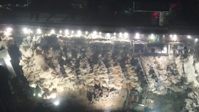 Za 10 sekúnd zostali z budov iba sutiny.