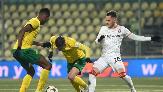  Na snímke Abasa Aremeyaw, Filip Mráz a hráč Trnavy Martin Bukata.