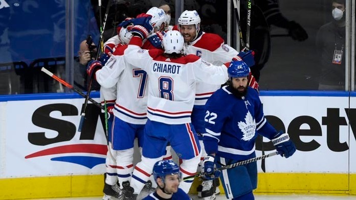 Hokejisti Montrealu sa tešia po strelení gólu.