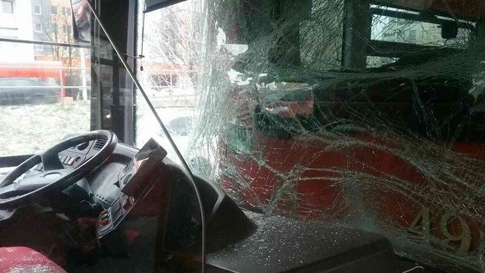 V bratislavskej Petržalke sa zrazili dva autobusy MHD.
