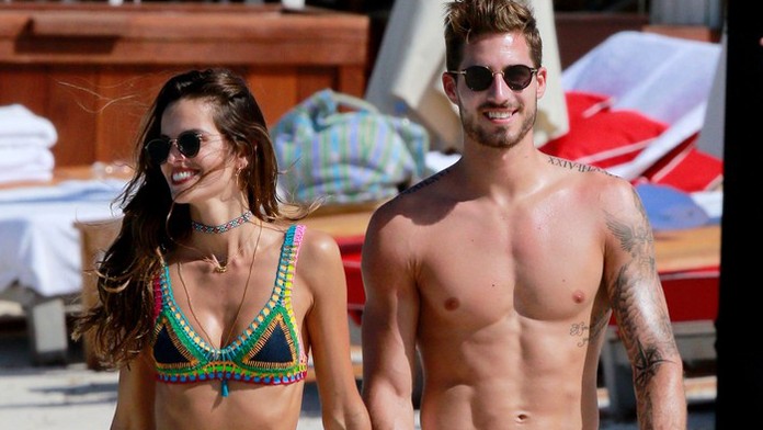 Krásna modelka v miniatúrnych plavkách. Toto je najkrajší zadok Victoria´s Secret