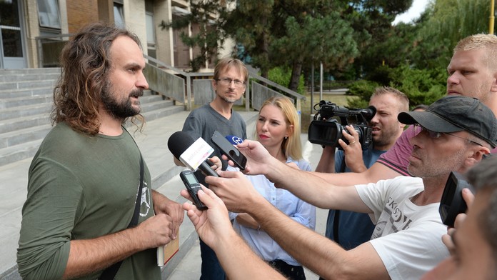 Ľuboš Lorenz pred budovou súdu po prepustení z policajného zadržania medzi novinármi.
