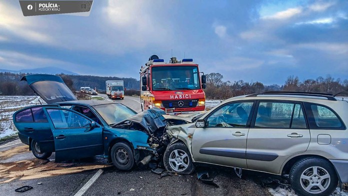 Čelná zrážka pri Košiciach. Zranilo sa sedem ľudí