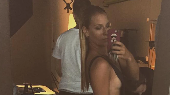 Dominika Cibulková počas fotenia pre spoločenský mesačník si urobila selfie.
