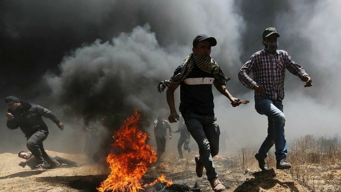 Proti otvoreniu amerického veľvyslanectva v Jeruzaleme protestovali v pondelok desaťtisíce Palestínčanov.