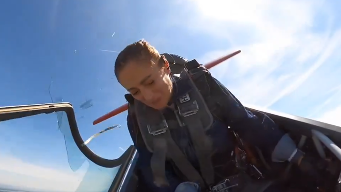 VIDEO: Dráma v oblakoch. Na lietadle sa počas akrobatickej otočky otvoril kokpit