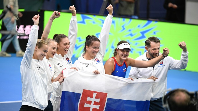Slovenské tenistky sa radujú po zisku tretieho bodu a postupu.
