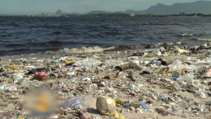Špina na pláži v Rio de Janeiro, kde budú olympijské hry.