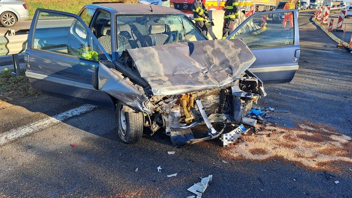 Zrážka áut na R1 v zúženom pruhu sa skončila tragicky. O život prišiel 83-ročný vodič