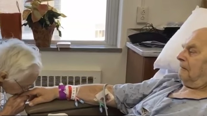 ľadový medveď s nápisom T-34 v Rusku