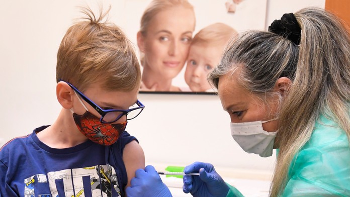 Čoraz viac rodičov odmieta povinné očkovanie detí. Hrozí návrat závažných ochorení? + mapa zaočkovanosti