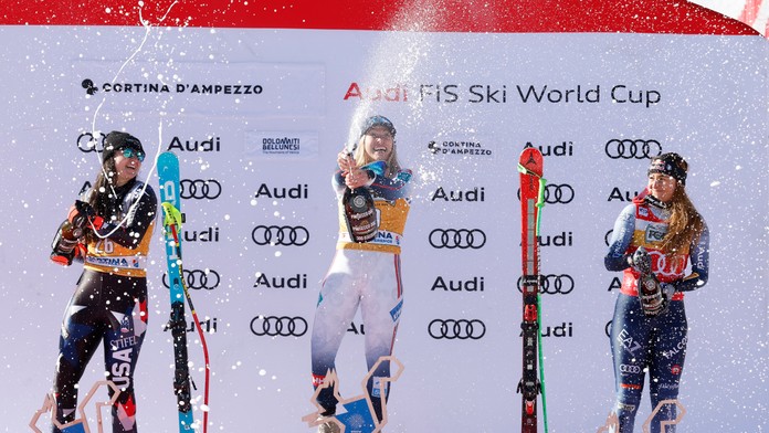 Zjazd opäť poznačili pády aj silný vietor. Z víťazstva sa tešila Nórka Mowinckelová