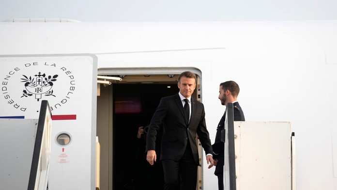 Francúzsky prezident Emmanuel Macron vystupuje z lietadla v Tel Avive.