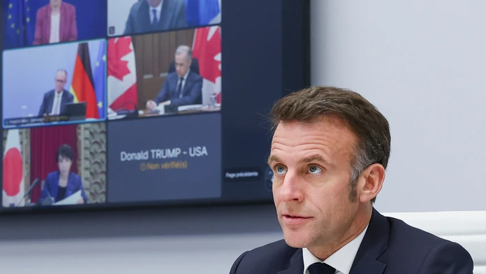 Na snímke francúzsky prezident Emmanuel Macron predsedá videokonferencii lídrov G7, na ktorej sa diskutuje o dopadoch vojny v Iráne na svetovú ekonomiku.